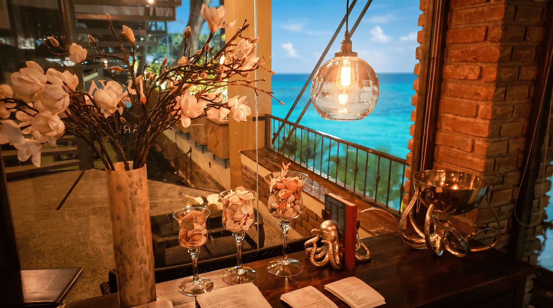 Interior cálido del restaurante