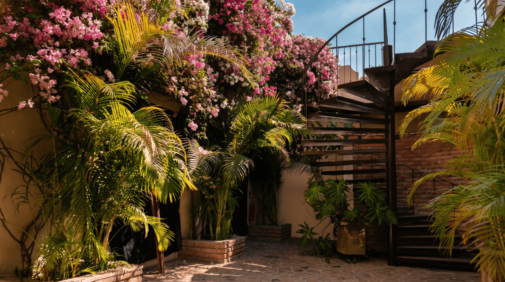 Jardín interior con escalera y bugambilias