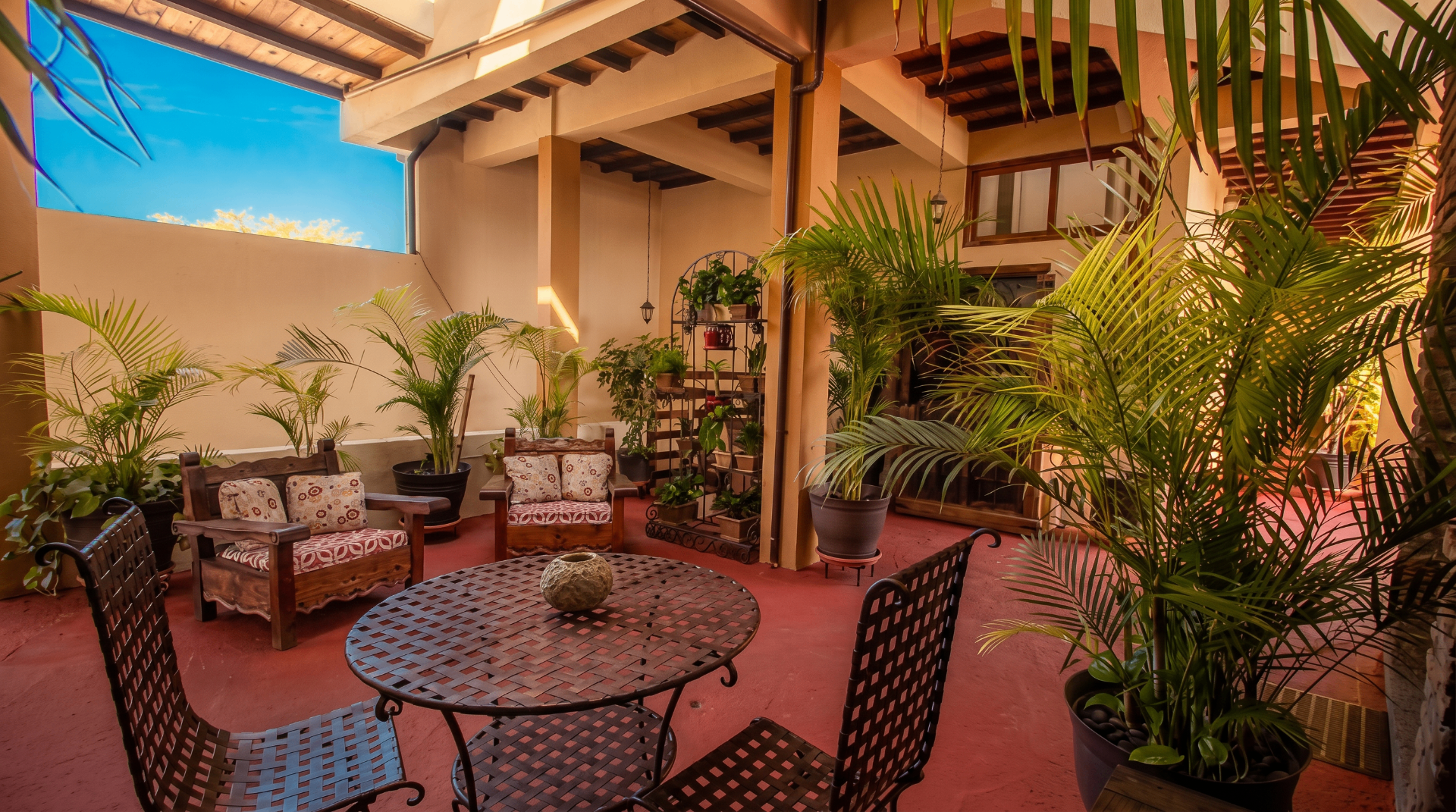 Patio interior con plantas y mobiliario tradicional