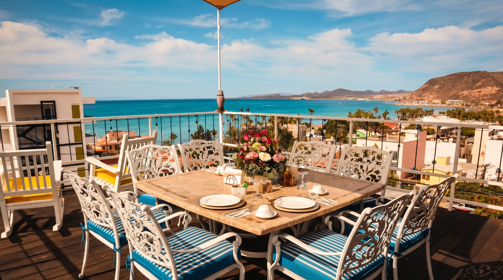Rooftop con mesa y vistas al mar