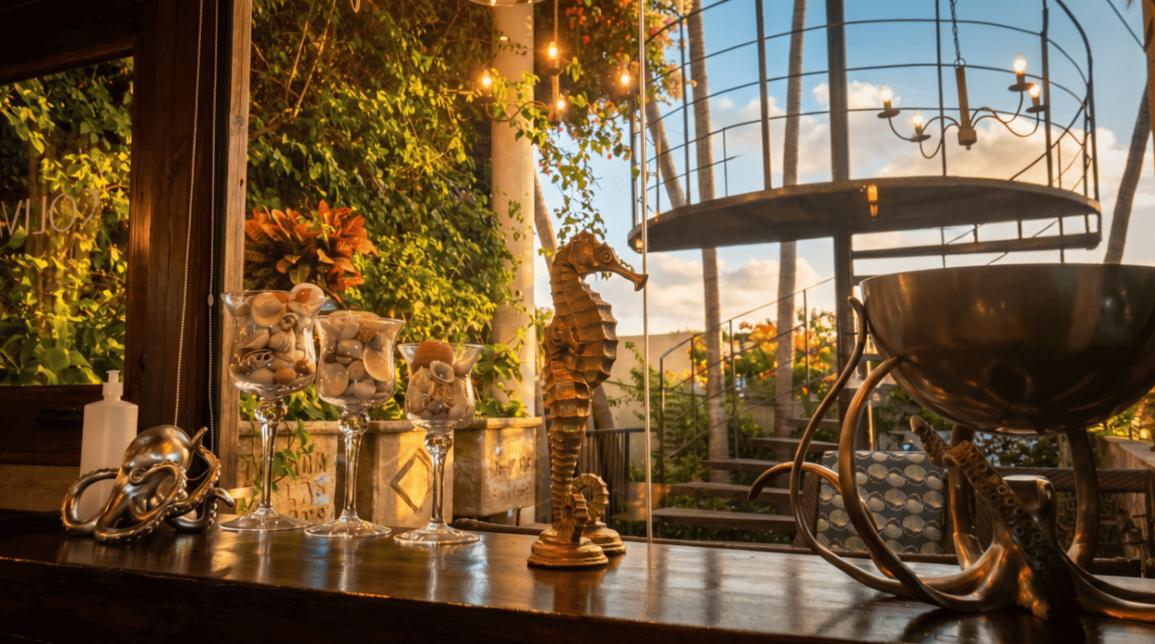 Detalle decorativo junto a la escalera